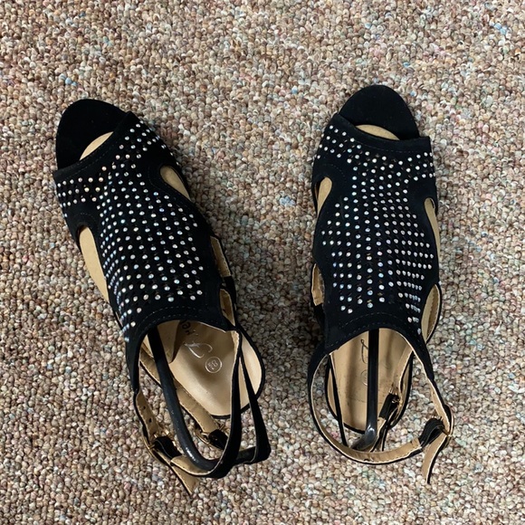 Forever 21 Blk suede open toe heel 8.5 4” heels - Picture 3 of 9